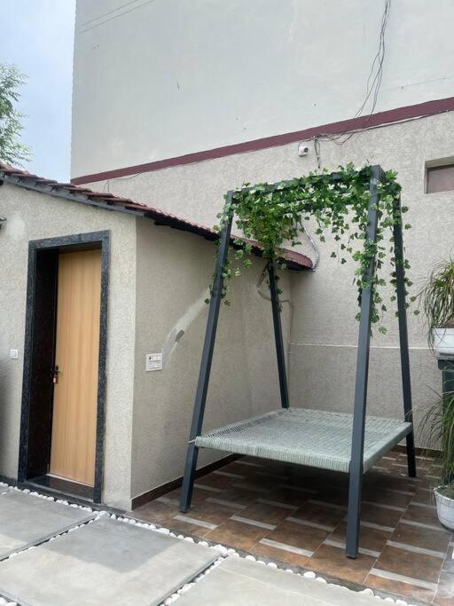 Saiba Outhouse- 4 Bed Room- Pool- Theatre- Partyhall- Garden & Terrace Sitting Area Jaipur Bagian luar foto
