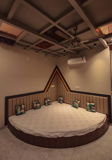 Saiba Outhouse- 4 Bed Room- Pool- Theatre- Partyhall- Garden & Terrace Sitting Area Jaipur Bagian luar foto