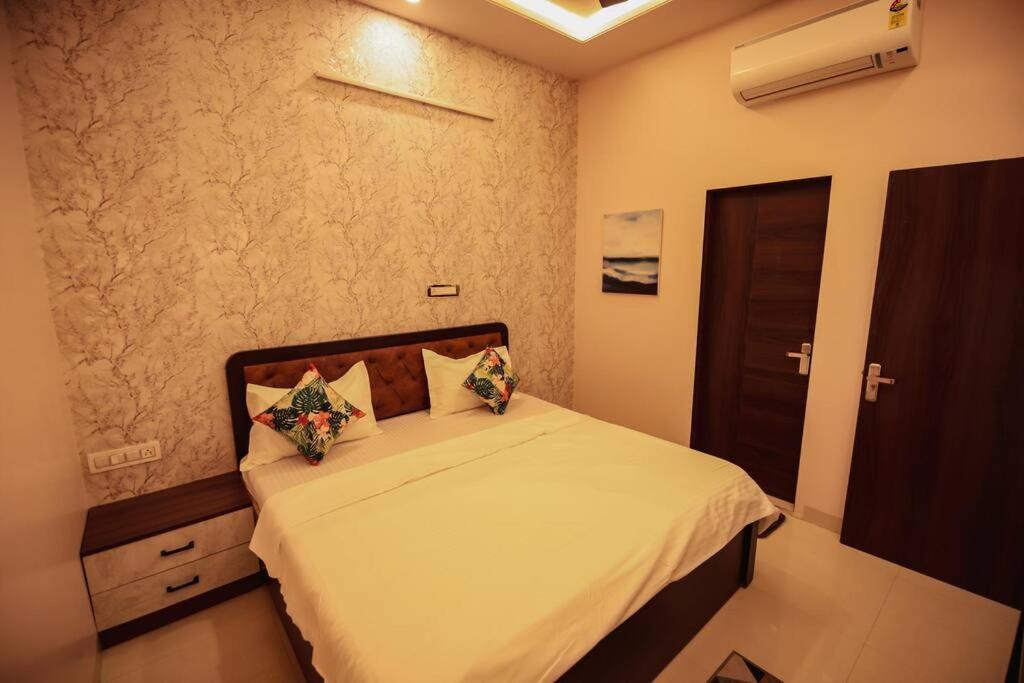 Saiba Outhouse- 4 Bed Room- Pool- Theatre- Partyhall- Garden & Terrace Sitting Area Jaipur Bagian luar foto