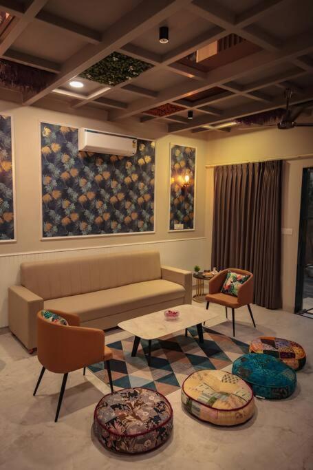 Saiba Outhouse- 4 Bed Room- Pool- Theatre- Partyhall- Garden & Terrace Sitting Area Jaipur Bagian luar foto