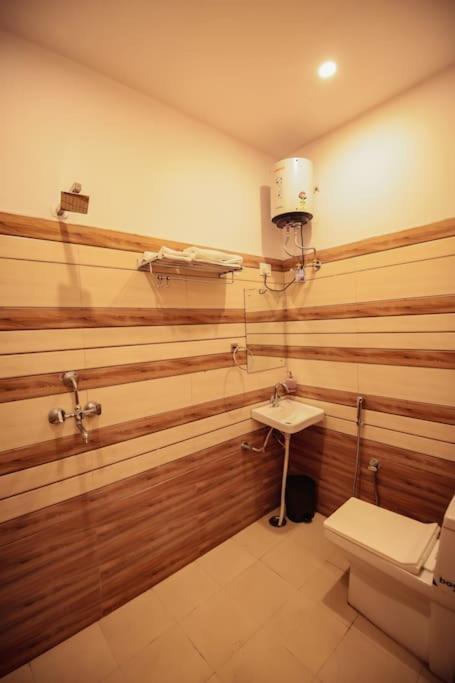 Saiba Outhouse- 4 Bed Room- Pool- Theatre- Partyhall- Garden & Terrace Sitting Area Jaipur Bagian luar foto