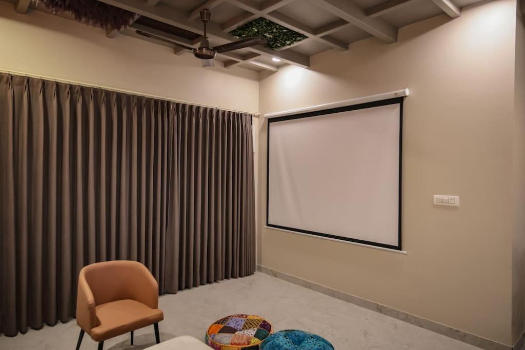 Saiba Outhouse- 4 Bed Room- Pool- Theatre- Partyhall- Garden & Terrace Sitting Area Jaipur Bagian luar foto