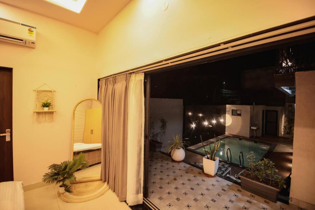 Saiba Outhouse- 4 Bed Room- Pool- Theatre- Partyhall- Garden & Terrace Sitting Area Jaipur Bagian luar foto