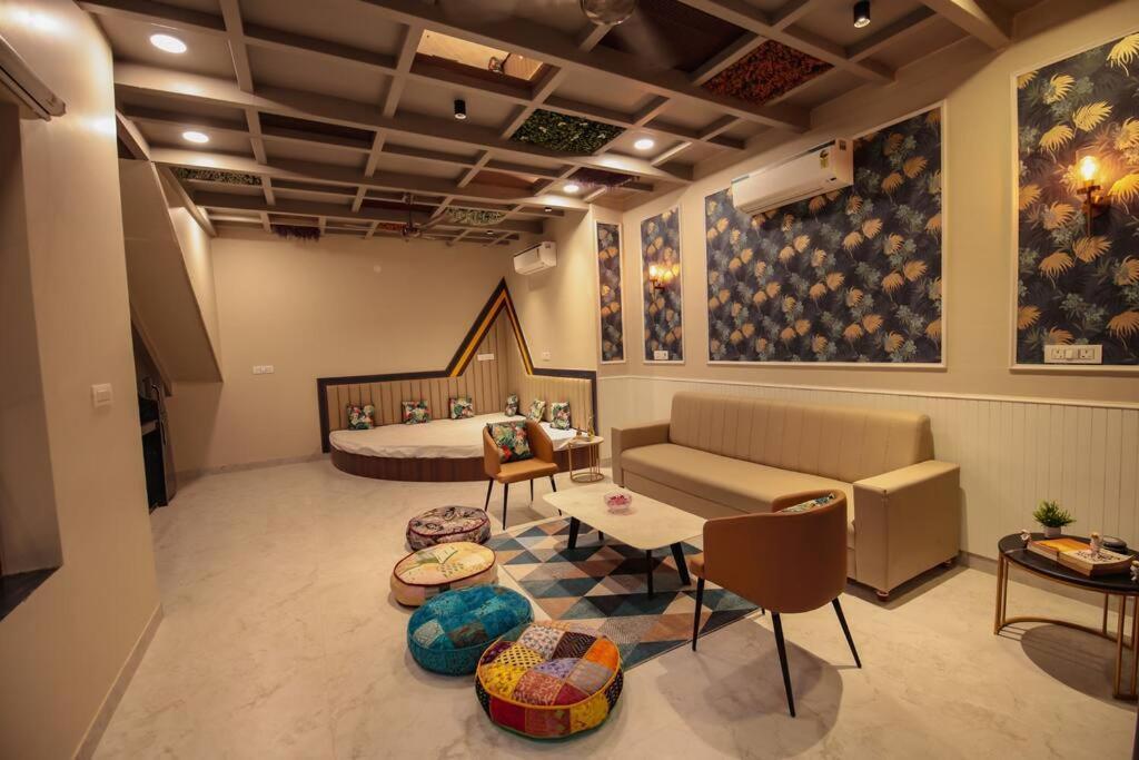 Saiba Outhouse- 4 Bed Room- Pool- Theatre- Partyhall- Garden & Terrace Sitting Area Jaipur Bagian luar foto