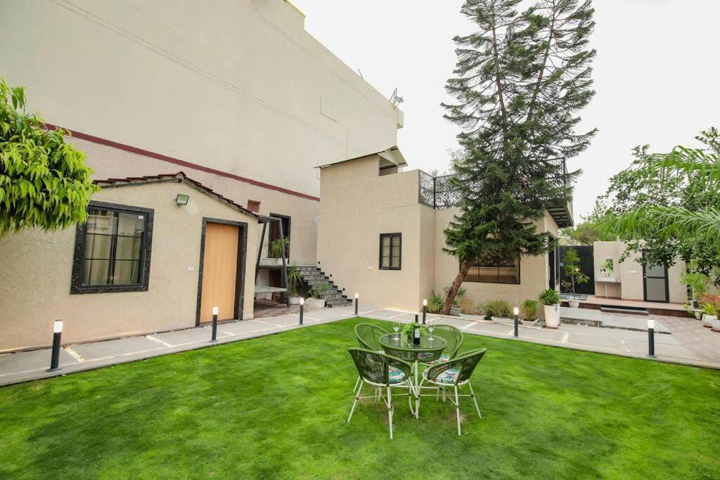 Saiba Outhouse- 4 Bed Room- Pool- Theatre- Partyhall- Garden & Terrace Sitting Area Jaipur Bagian luar foto
